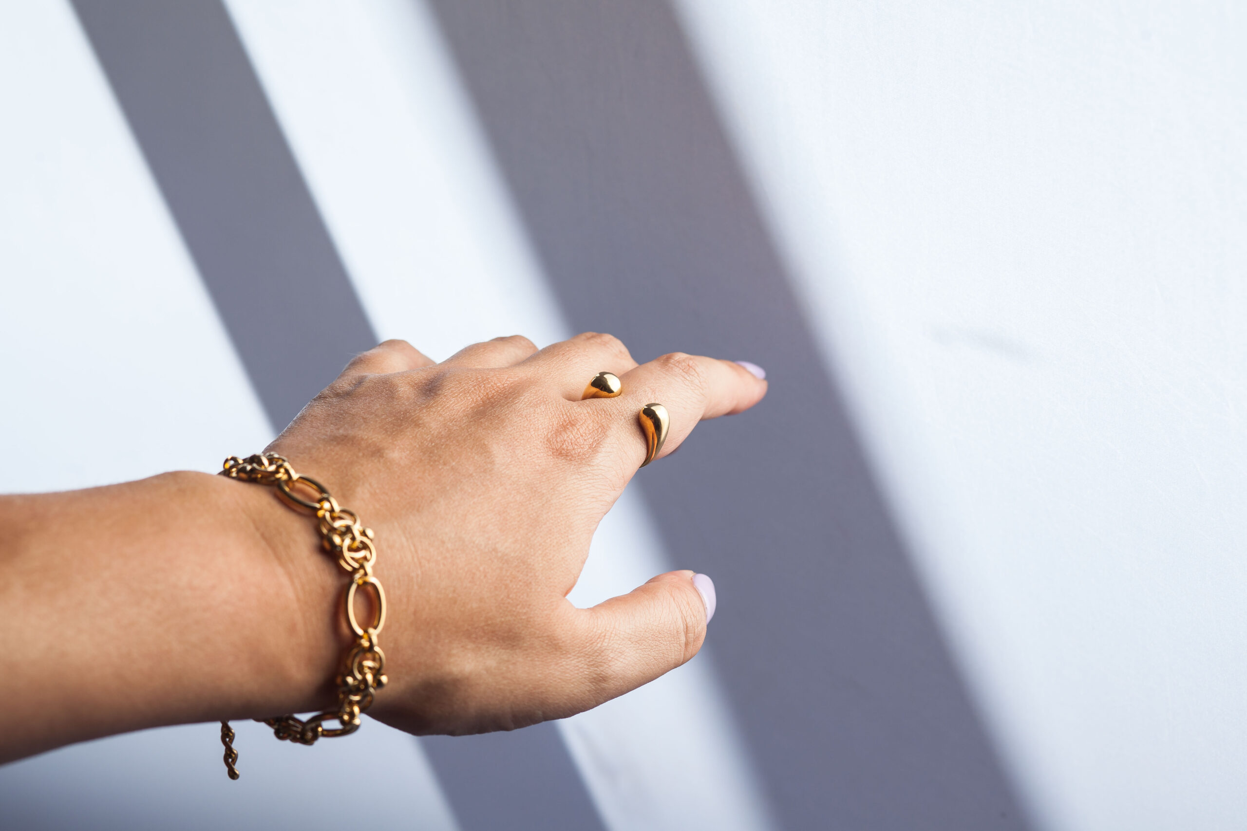 Elevando o Estilo: Descubra o Significado dos Anéis em Cada Dedo! 💫✨